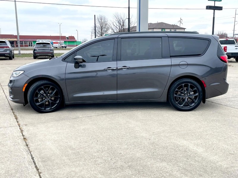 Chrysler Pacifica Vehicle Full-screen Gallery Image 06