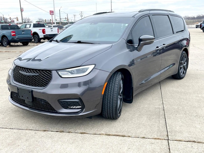 Chrysler Pacifica Vehicle Full-screen Gallery Image 07