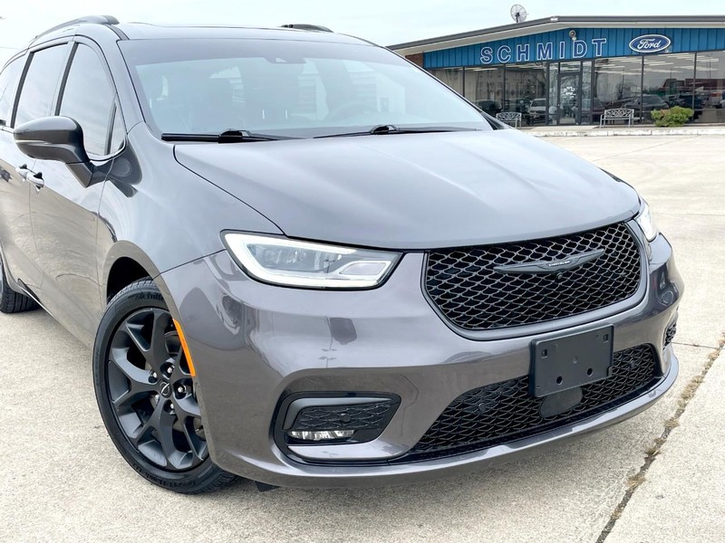 Chrysler Pacifica Vehicle Full-screen Gallery Image 08