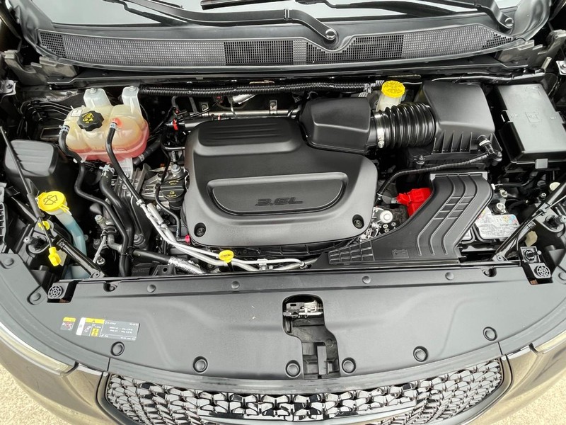 Chrysler Pacifica Vehicle Full-screen Gallery Image 11