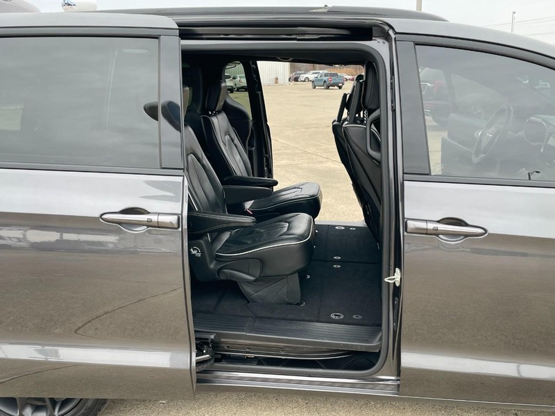 Chrysler Pacifica Vehicle Full-screen Gallery Image 12