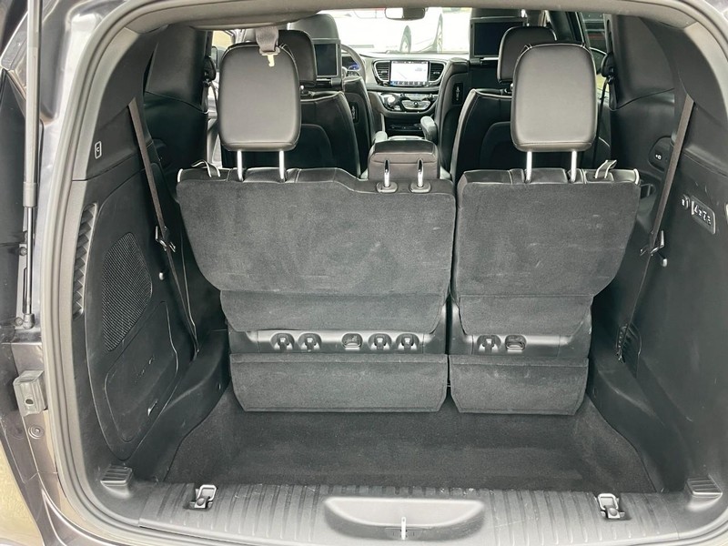 Chrysler Pacifica Vehicle Full-screen Gallery Image 13