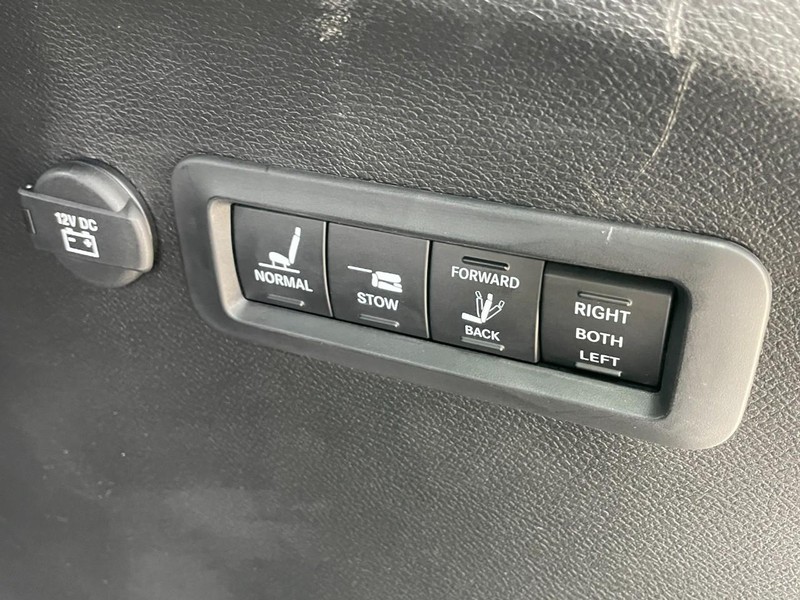 Chrysler Pacifica Vehicle Full-screen Gallery Image 14