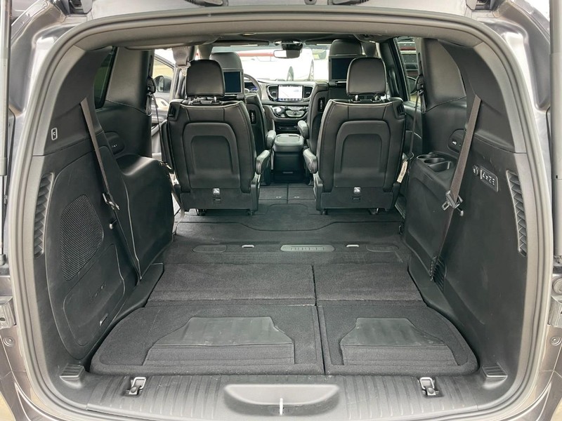Chrysler Pacifica Vehicle Full-screen Gallery Image 15