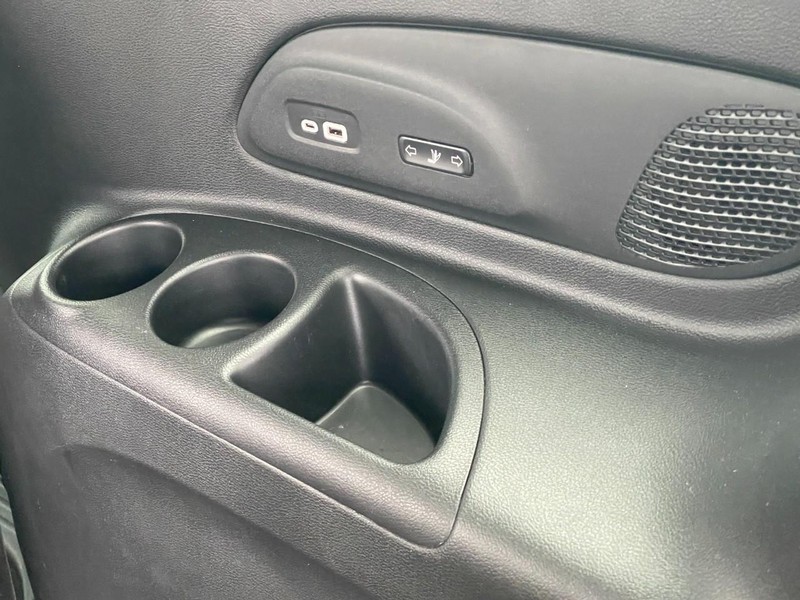 Chrysler Pacifica Vehicle Full-screen Gallery Image 16
