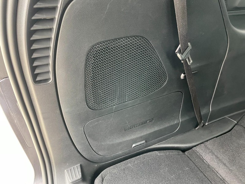 Chrysler Pacifica Vehicle Full-screen Gallery Image 17