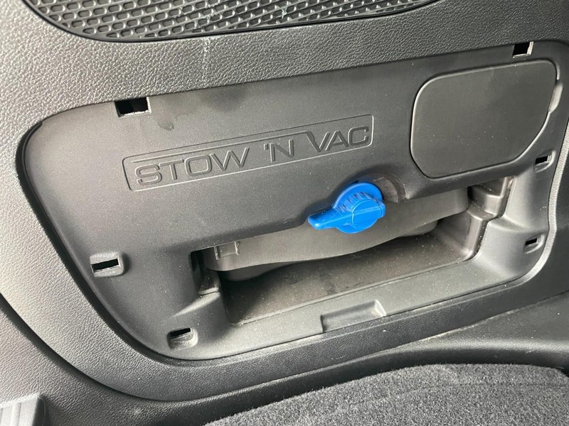 Chrysler Pacifica Vehicle Full-screen Gallery Image 18