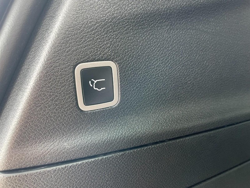 Chrysler Pacifica Vehicle Full-screen Gallery Image 19