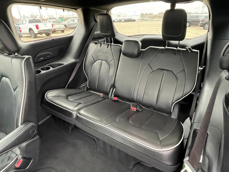 Chrysler Pacifica Vehicle Full-screen Gallery Image 20