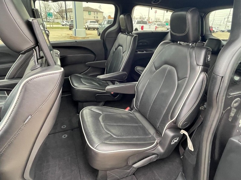 Chrysler Pacifica Vehicle Full-screen Gallery Image 21