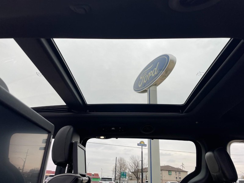 Chrysler Pacifica Vehicle Full-screen Gallery Image 22