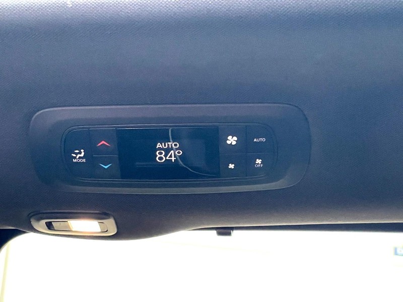 Chrysler Pacifica Vehicle Full-screen Gallery Image 23