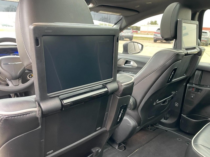 Chrysler Pacifica Vehicle Full-screen Gallery Image 25