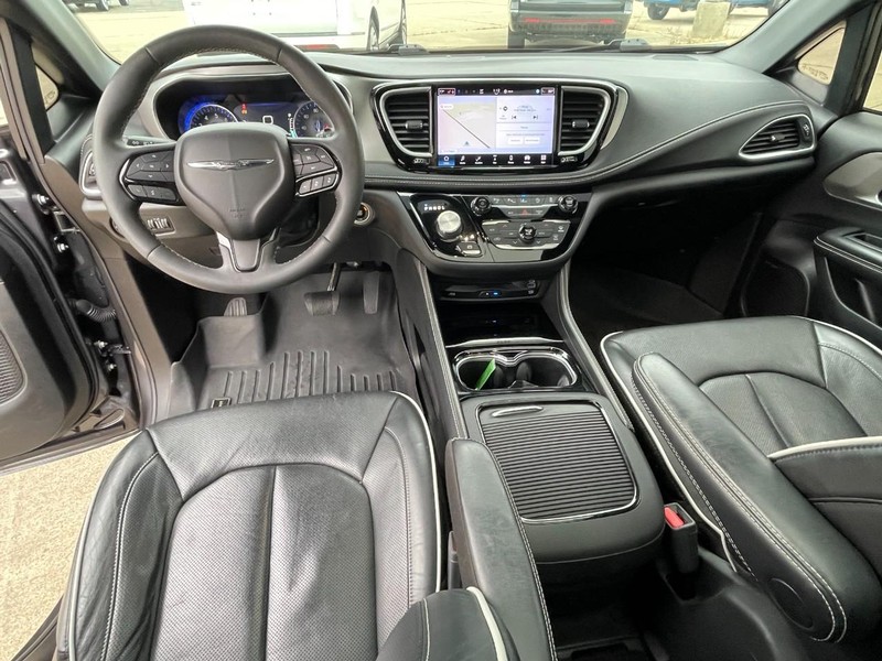 Chrysler Pacifica Vehicle Full-screen Gallery Image 27