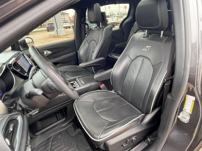 Chrysler Pacifica Vehicle Full-screen Gallery Image 28