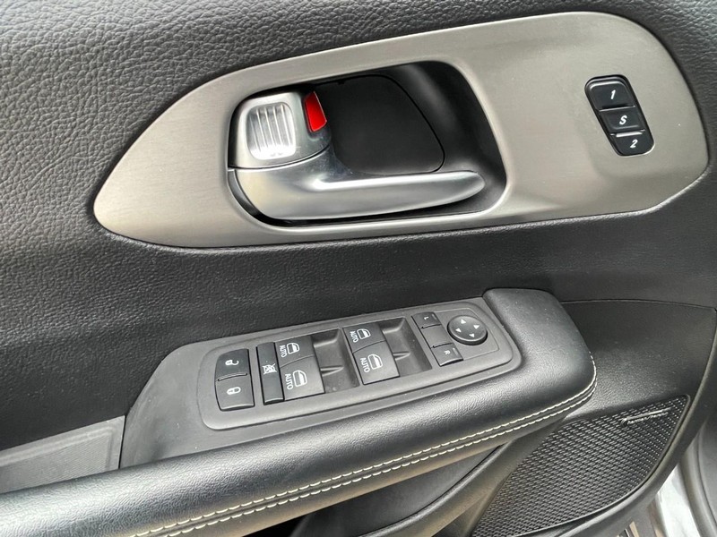 Chrysler Pacifica Vehicle Full-screen Gallery Image 31