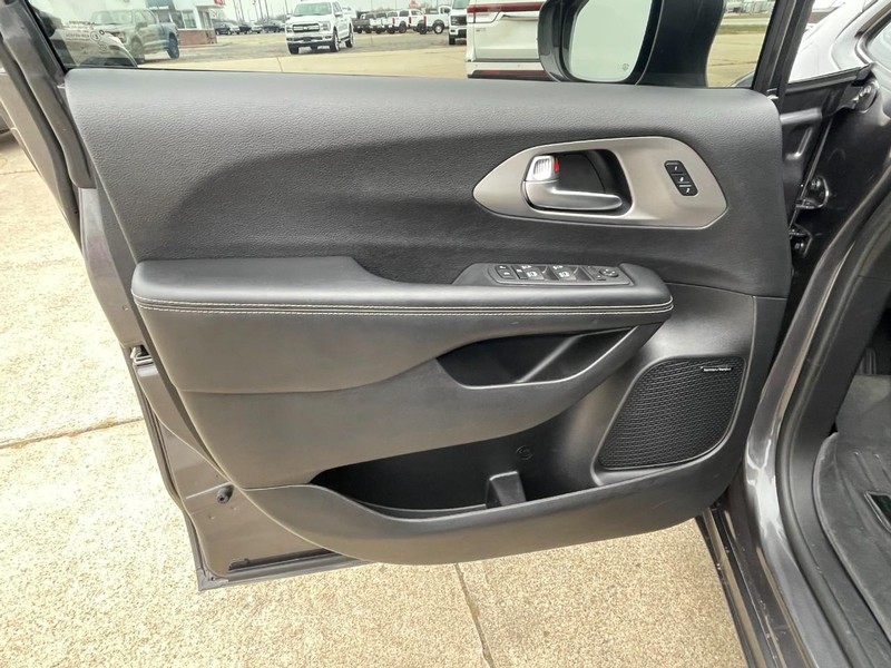 Chrysler Pacifica Vehicle Full-screen Gallery Image 33