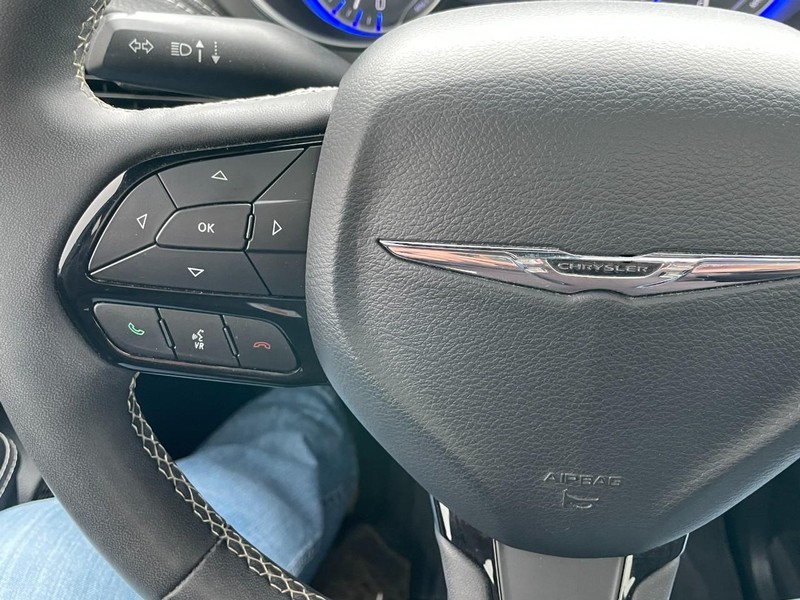 Chrysler Pacifica Vehicle Full-screen Gallery Image 36