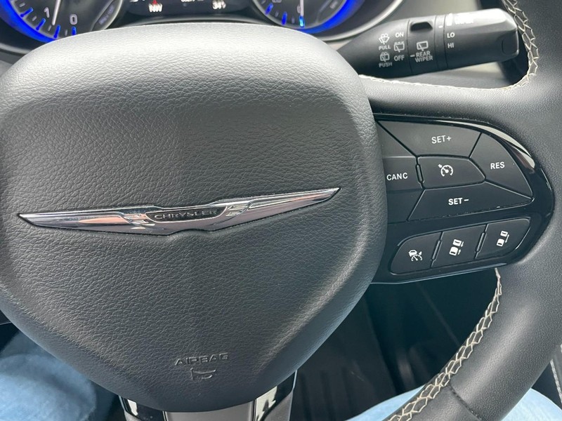 Chrysler Pacifica Vehicle Full-screen Gallery Image 37