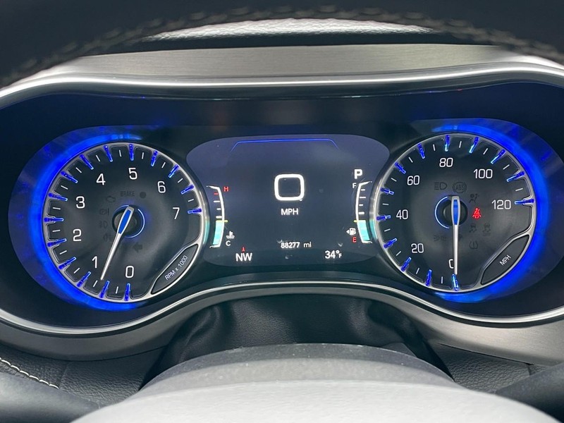 Chrysler Pacifica Vehicle Full-screen Gallery Image 38