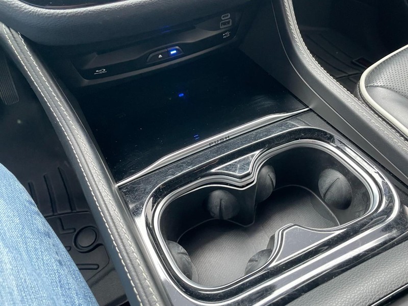 Chrysler Pacifica Vehicle Full-screen Gallery Image 61