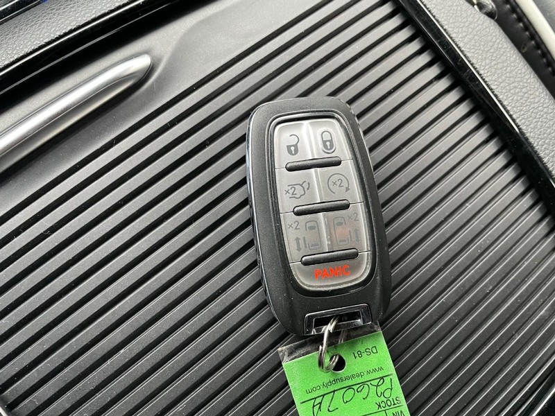 Chrysler Pacifica Vehicle Full-screen Gallery Image 63