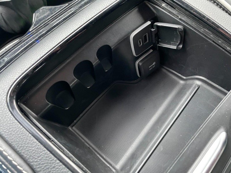 Chrysler Pacifica Vehicle Full-screen Gallery Image 65