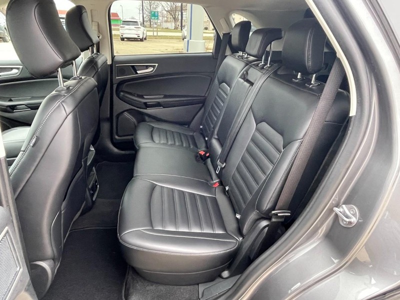 Ford Edge Vehicle Full-screen Gallery Image 16