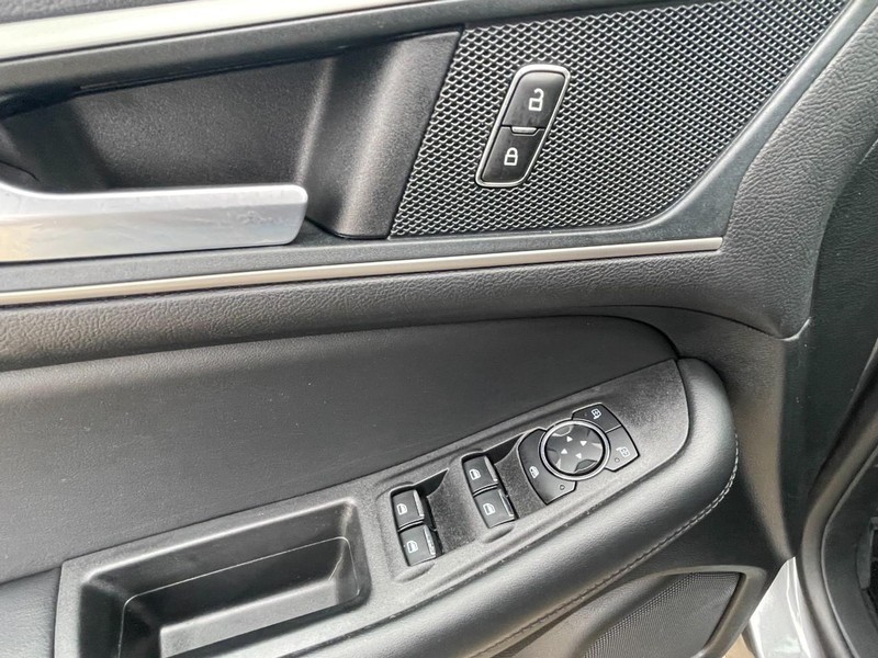 Ford Edge Vehicle Full-screen Gallery Image 23