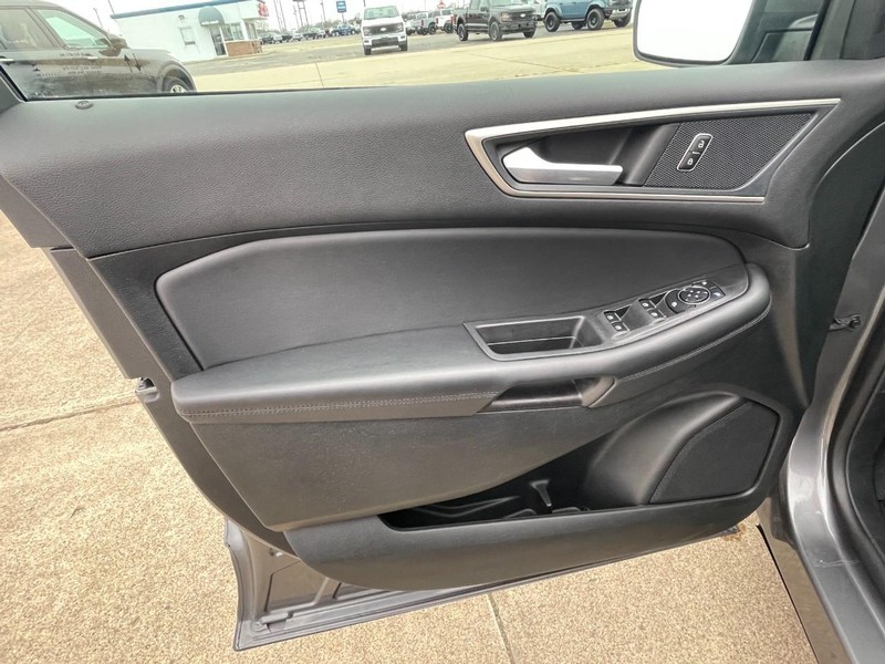 Ford Edge Vehicle Full-screen Gallery Image 24