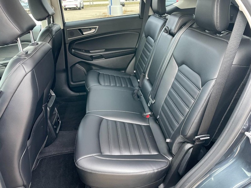 Ford Edge Vehicle Full-screen Gallery Image 16