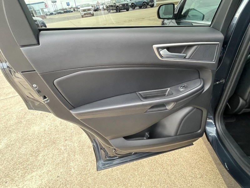 Ford Edge Vehicle Full-screen Gallery Image 21