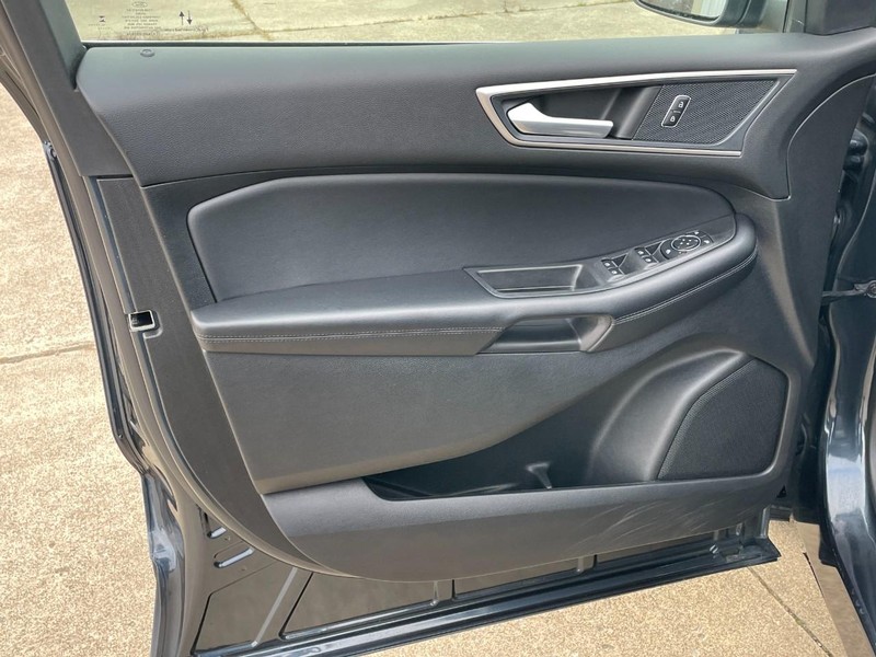 Ford Edge Vehicle Full-screen Gallery Image 25