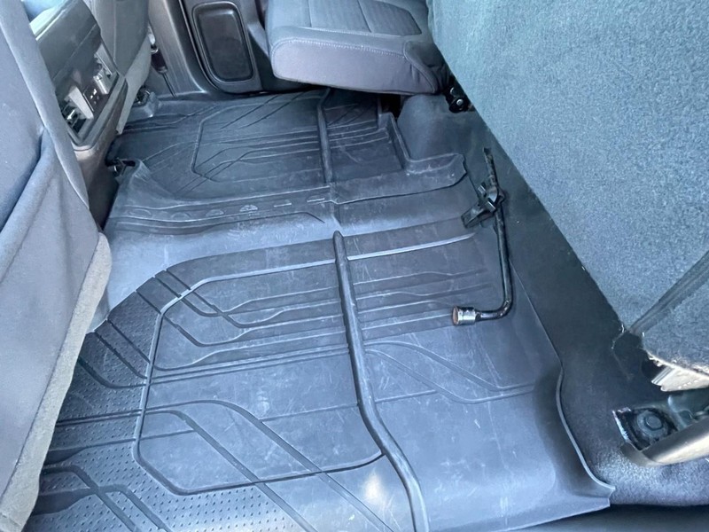 Chevrolet Silverado 2500HD Vehicle Full-screen Gallery Image 18