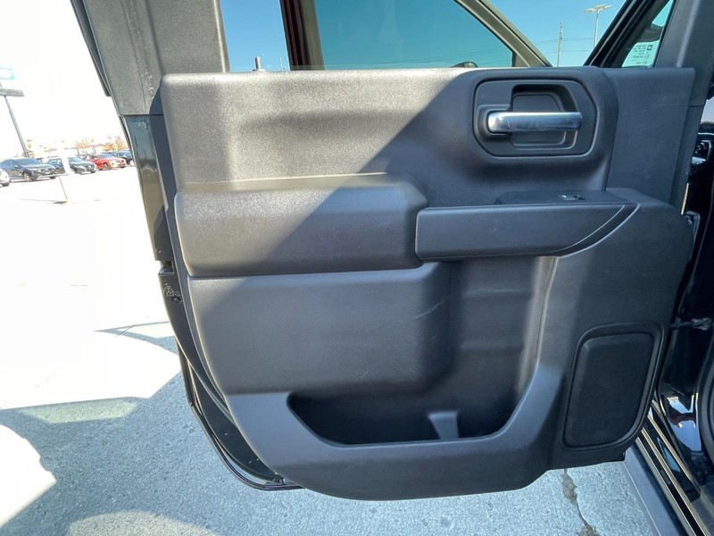 Chevrolet Silverado 2500HD Vehicle Full-screen Gallery Image 21