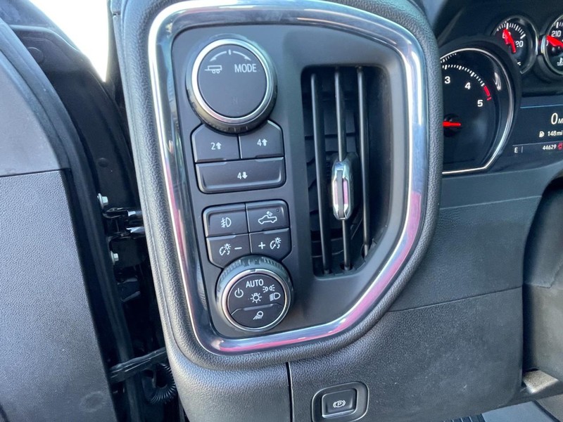 Chevrolet Silverado 2500HD Vehicle Full-screen Gallery Image 23