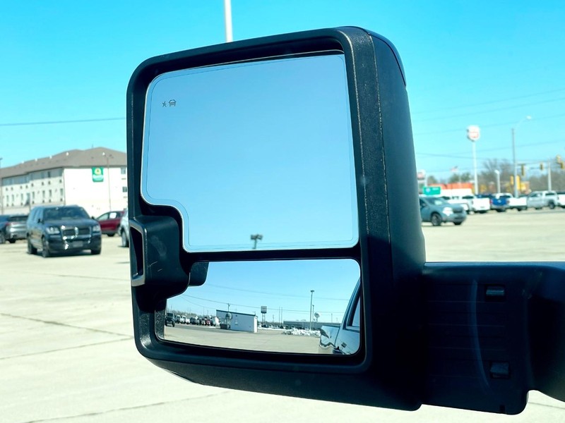 Chevrolet Silverado 2500HD Vehicle Full-screen Gallery Image 32