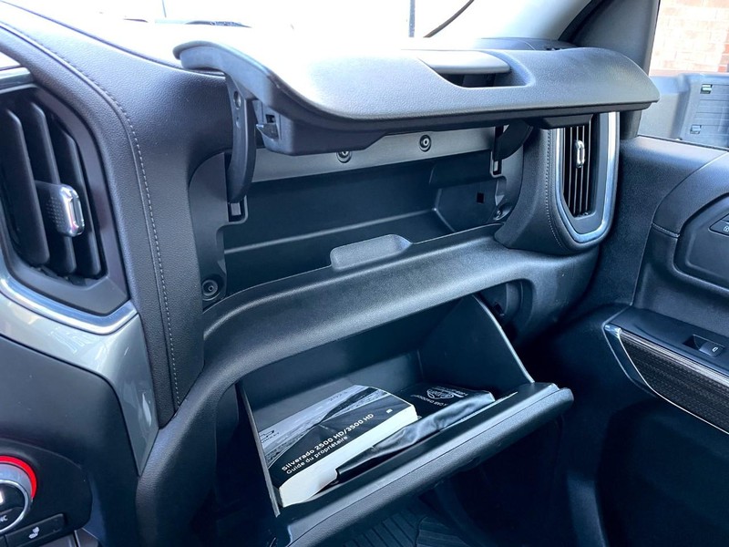 Chevrolet Silverado 2500HD Vehicle Full-screen Gallery Image 43