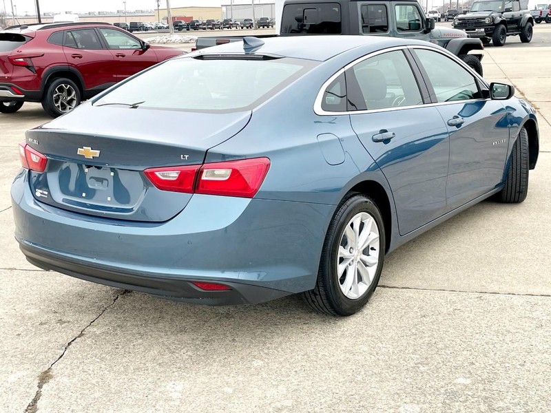 Chevrolet Malibu Vehicle Full-screen Gallery Image 04