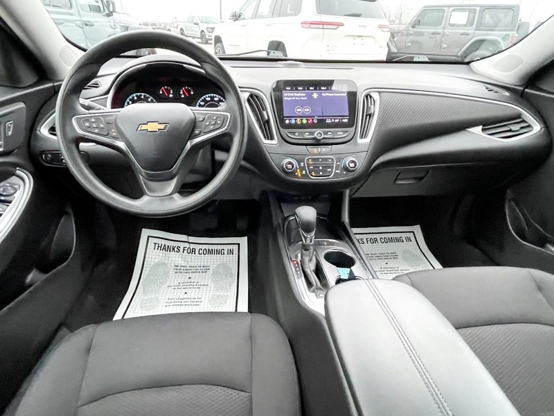 Chevrolet Malibu Vehicle Full-screen Gallery Image 16