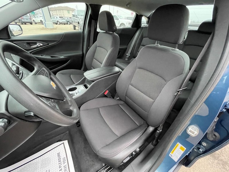 Chevrolet Malibu Vehicle Full-screen Gallery Image 18