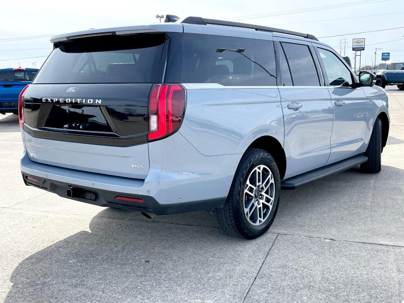 Ford Expedition Max Vehicle Full-screen Gallery Image 04