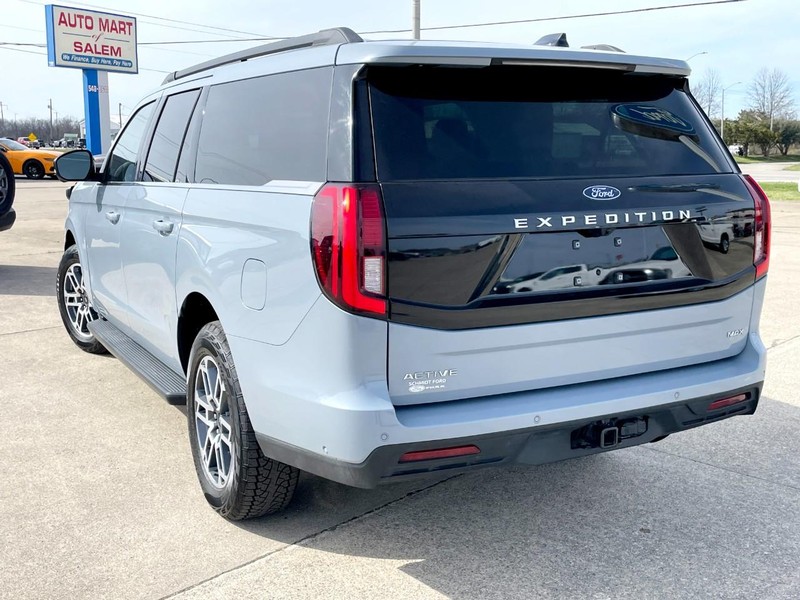 Ford Expedition Max Vehicle Full-screen Gallery Image 05