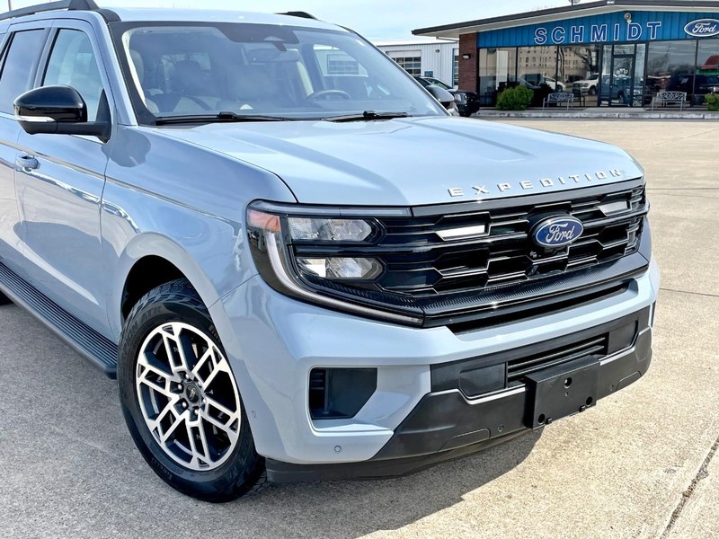 Ford Expedition Max Vehicle Full-screen Gallery Image 08