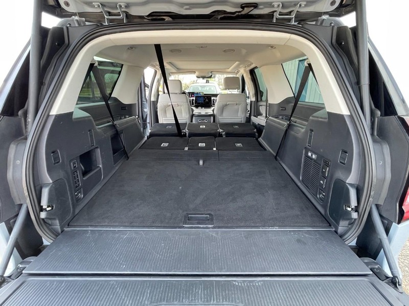 Ford Expedition Max Vehicle Full-screen Gallery Image 17