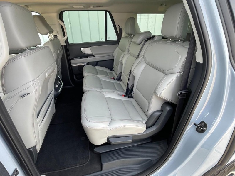 Ford Expedition Max Vehicle Full-screen Gallery Image 21