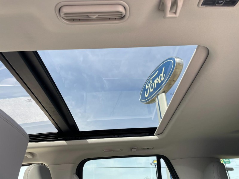 Ford Expedition Max Vehicle Full-screen Gallery Image 22