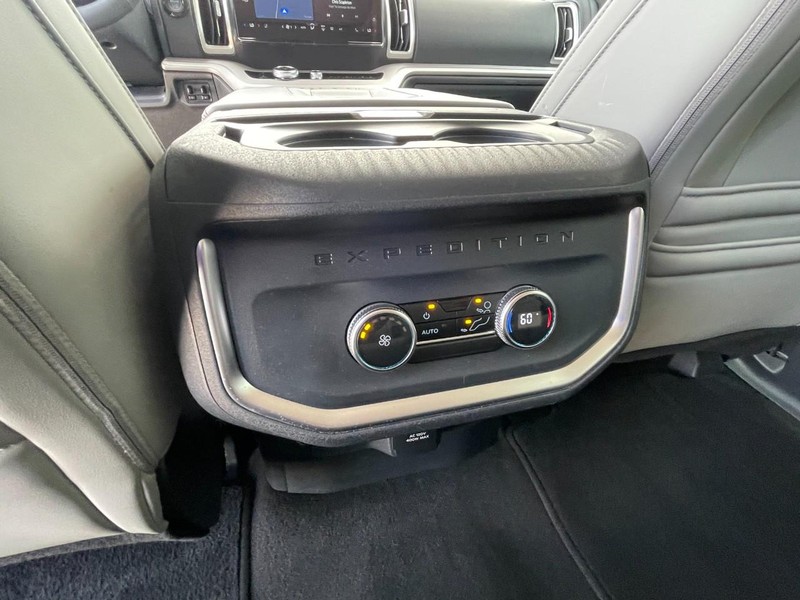 Ford Expedition Max Vehicle Full-screen Gallery Image 23