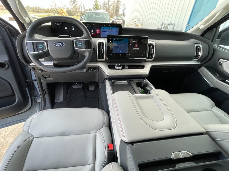 Ford Expedition Max Vehicle Full-screen Gallery Image 24