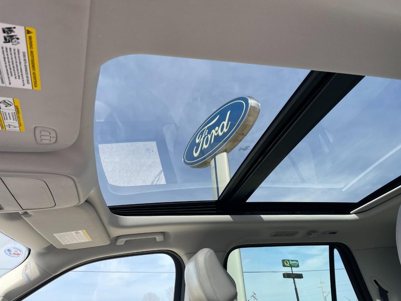 Ford Expedition Max Vehicle Full-screen Gallery Image 26
